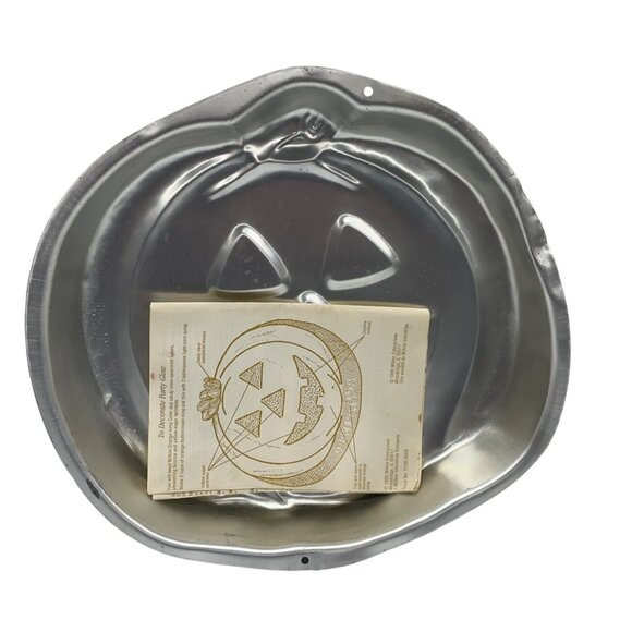 Wilton Aluminum Pumpkin Jack-O-Lantern Cake Pan Mold With Instructions - Picture 1 of 4